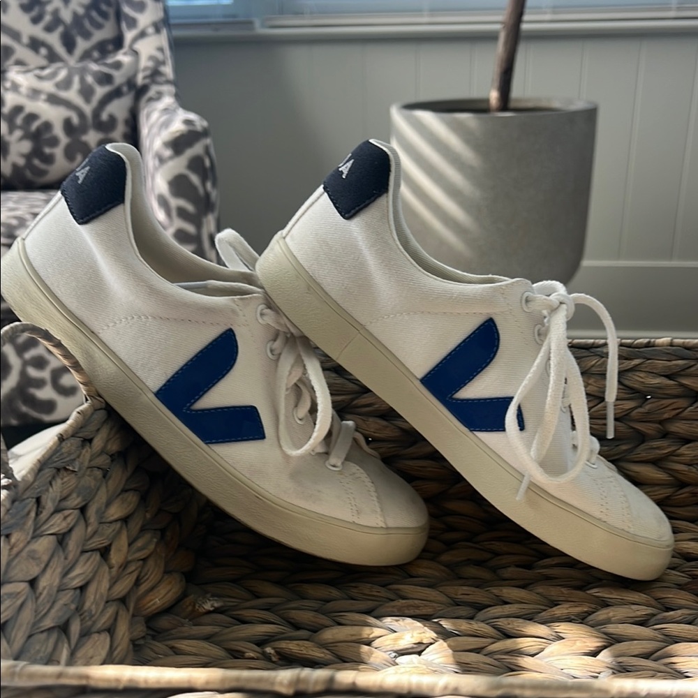 Veja Women’s Campo Chromefree White and Royal Blue Canvas Sneakers Size 8!